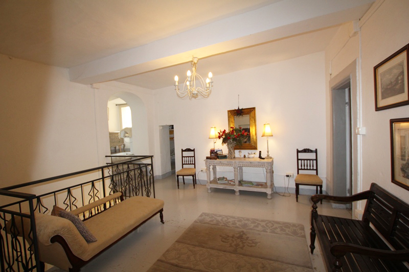 Vendesi una stupenda casa storica con adiacente terreno in Triora