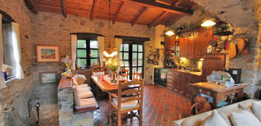 In vendita una romantico villa in stile rustico situato nel borgo Poggio Bottaro!