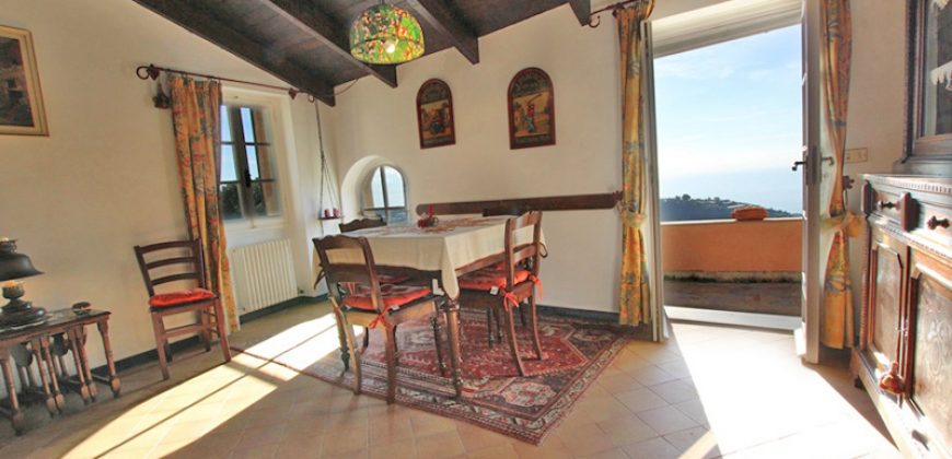 For sale a beautiful antique village house in Pompeiana!
