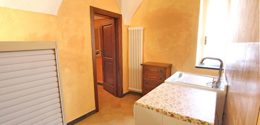 For sale a beautiful antique village house in Pompeiana!