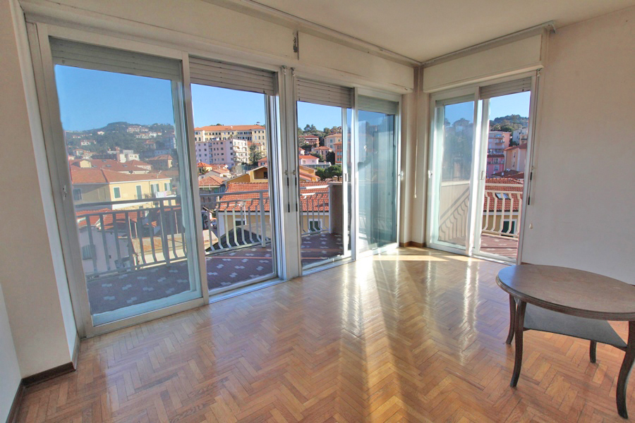 For sale a spacious apartment in the center of Oneglia