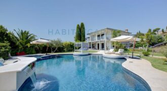 Villa with swimming pool near the harbour