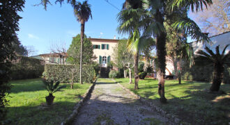 Vendesi casa storica con giardini e depandance!
