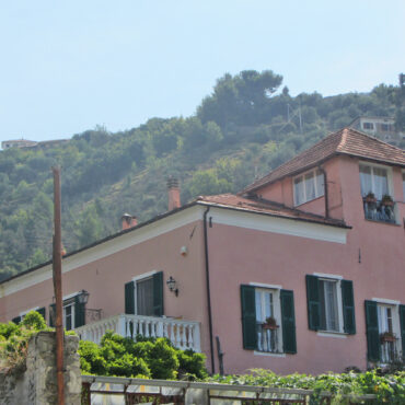 Ett historiskt tvåfamiljshus just utanför Taggia