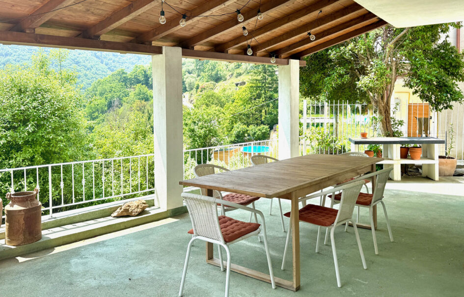 Casa di campagna con spazi esterni e piscina Casa di campagna con spazi esterni e piscina