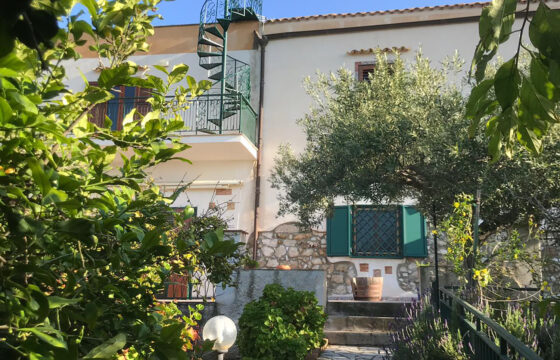 Masseria con 7,5 ha di uliveti