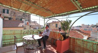 En mysig lägenhet med rymlig takterrass i La Pigna