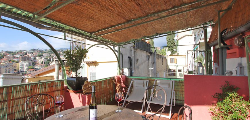 En mysig lägenhet med rymlig takterrass i La Pigna