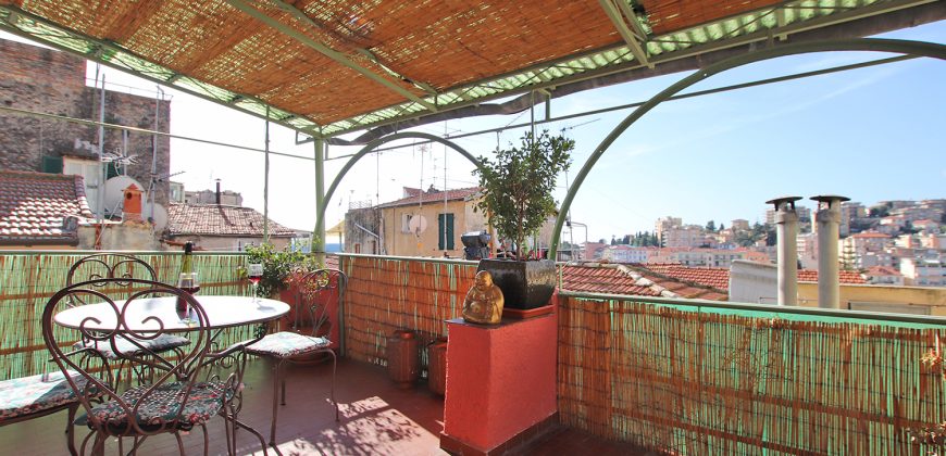 En mysig lägenhet med rymlig takterrass i La Pigna