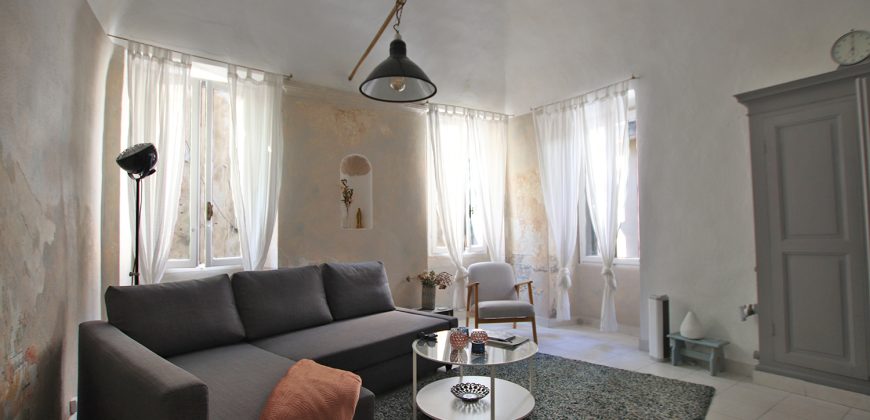 En mysig lägenhet med rymlig takterrass i La Pigna