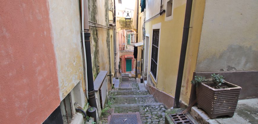 En mysig lägenhet med rymlig takterrass i La Pigna