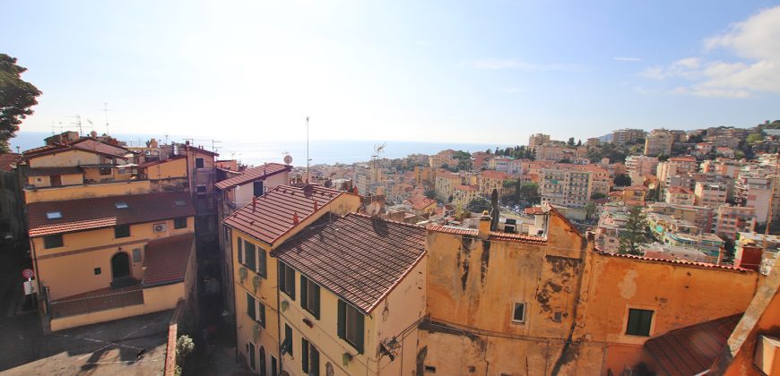 En mysig lägenhet med rymlig takterrass i La Pigna