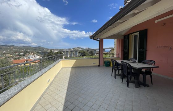 Piacevole alloggio con ampio terrazzo!