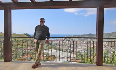 State-of-the-art apartment in a semi-detached villa