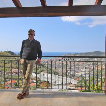 State-of-the-art apartment in a semi-detached villa