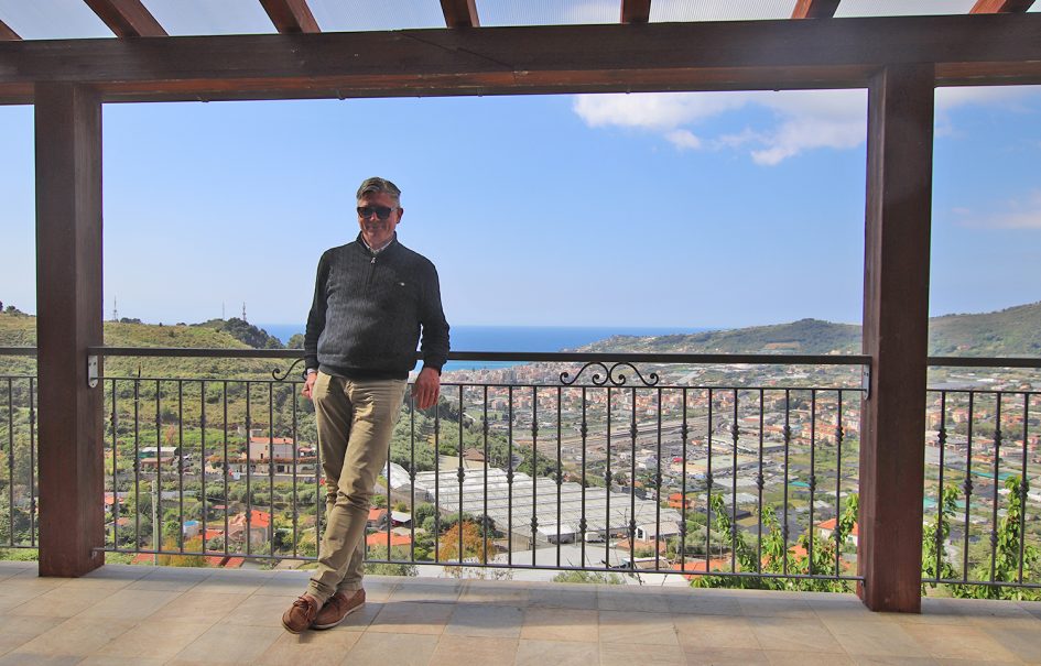 State-of-the-art apartment in a semi-detached villa