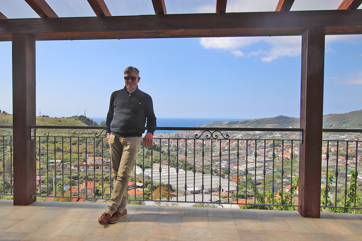 State-of-the-art apartment in a semi-detached villa