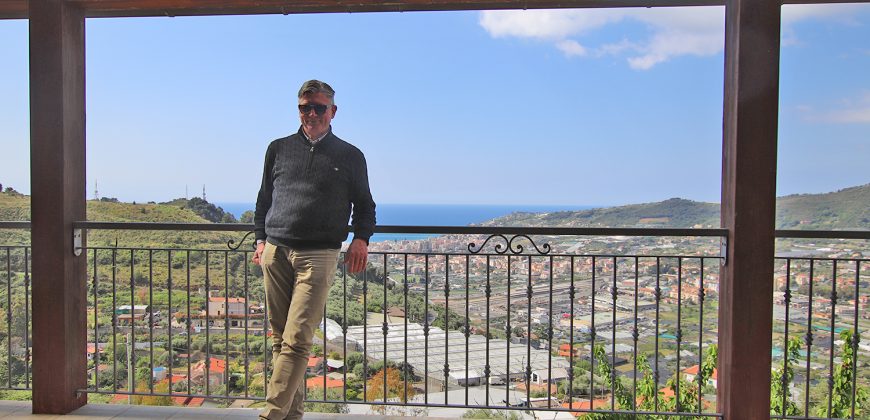 State-of-the-art apartment in a semi-detached villa