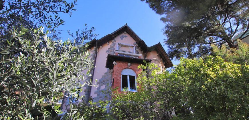 Ett klassiskt hus i jugendstil med trädgård och garage