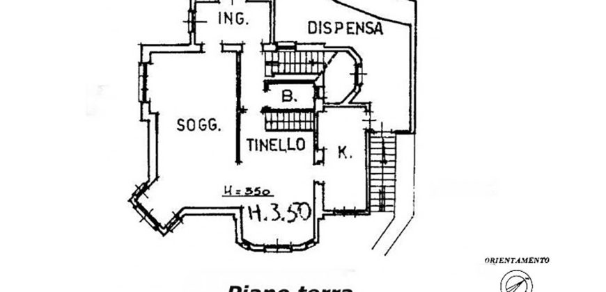 Ett klassiskt hus i jugendstil med trädgård och garage