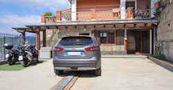 State-of-the-art apartment in a semi-detached villa