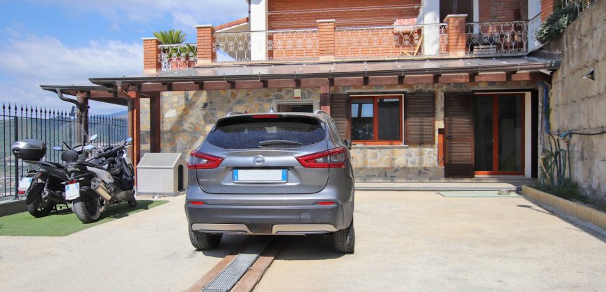 State-of-the-art apartment in a semi-detached villa