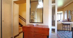 Ett klassiskt hus i jugendstil med trädgård och garage