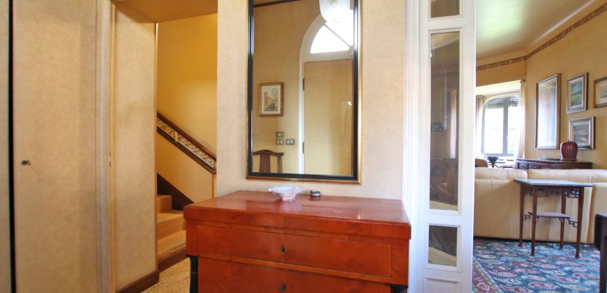 Ett klassiskt hus i jugendstil med trädgård och garage