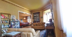 Ett klassiskt hus i jugendstil med trädgård och garage