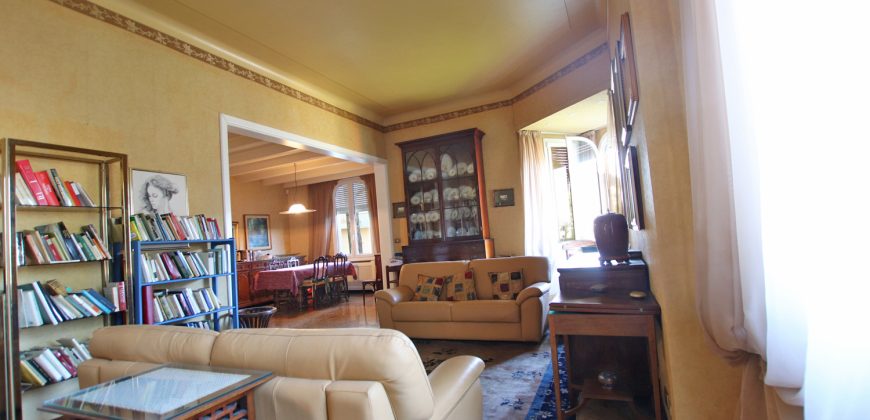 Ett klassiskt hus i jugendstil med trädgård och garage