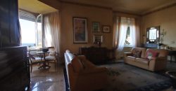 Ett klassiskt hus i jugendstil med trädgård och garage