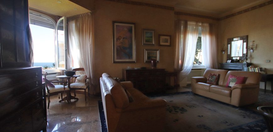 Ett klassiskt hus i jugendstil med trädgård och garage