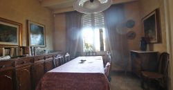 Ett klassiskt hus i jugendstil med trädgård och garage