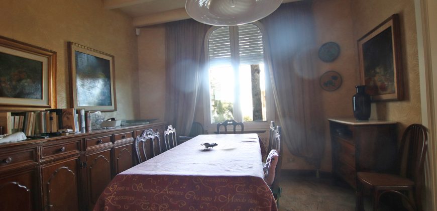 Ett klassiskt hus i jugendstil med trädgård och garage