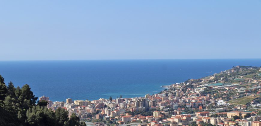 State-of-the-art apartment in a semi-detached villa