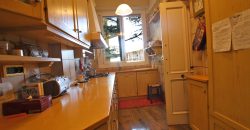 Ett klassiskt hus i jugendstil med trädgård och garage