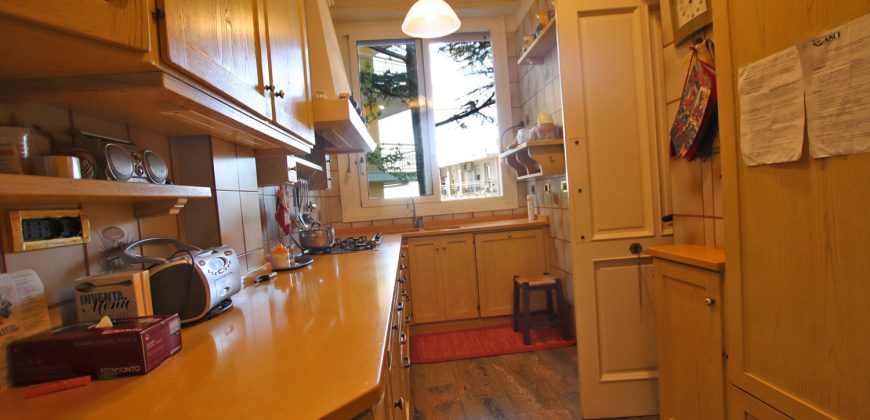 Ett klassiskt hus i jugendstil med trädgård och garage