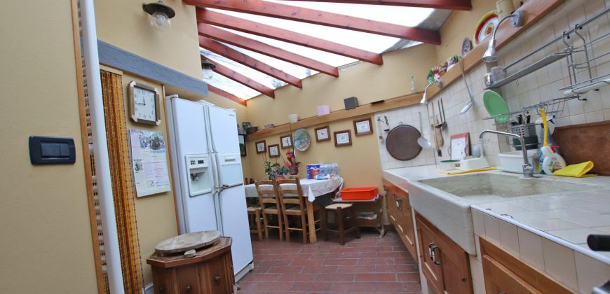 Ett klassiskt hus i jugendstil med trädgård och garage