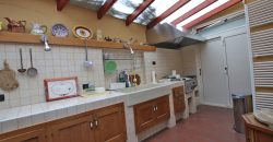 Ett klassiskt hus i jugendstil med trädgård och garage