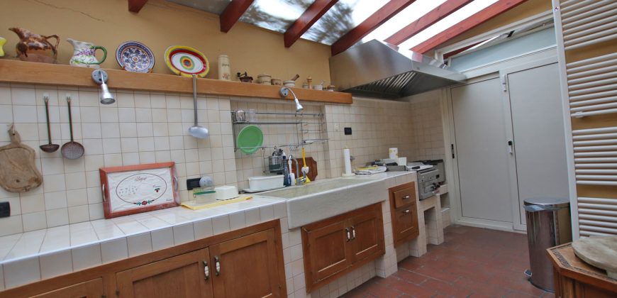 Ett klassiskt hus i jugendstil med trädgård och garage