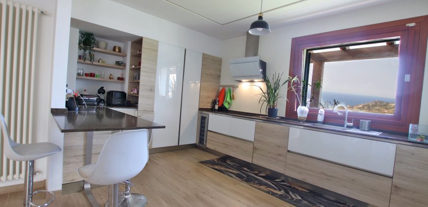 State-of-the-art apartment in a semi-detached villa