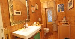 Ett klassiskt hus i jugendstil med trädgård och garage