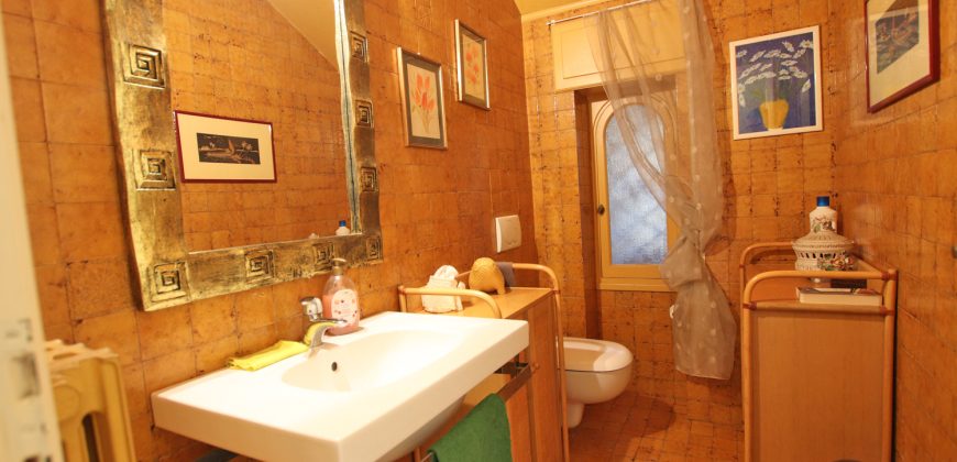 Ett klassiskt hus i jugendstil med trädgård och garage