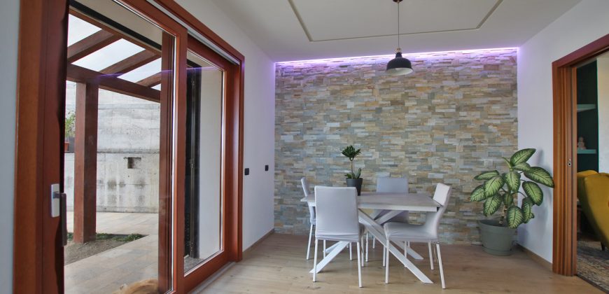 State-of-the-art apartment in a semi-detached villa