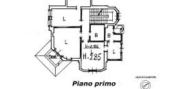 Ett klassiskt hus i jugendstil med trädgård och garage