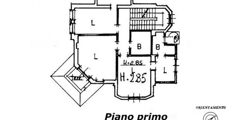 Ett klassiskt hus i jugendstil med trädgård och garage