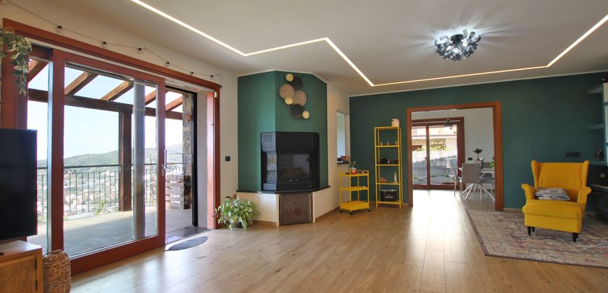 State-of-the-art apartment in a semi-detached villa