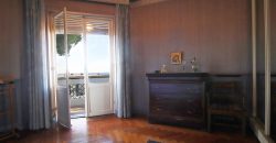 Ett klassiskt hus i jugendstil med trädgård och garage