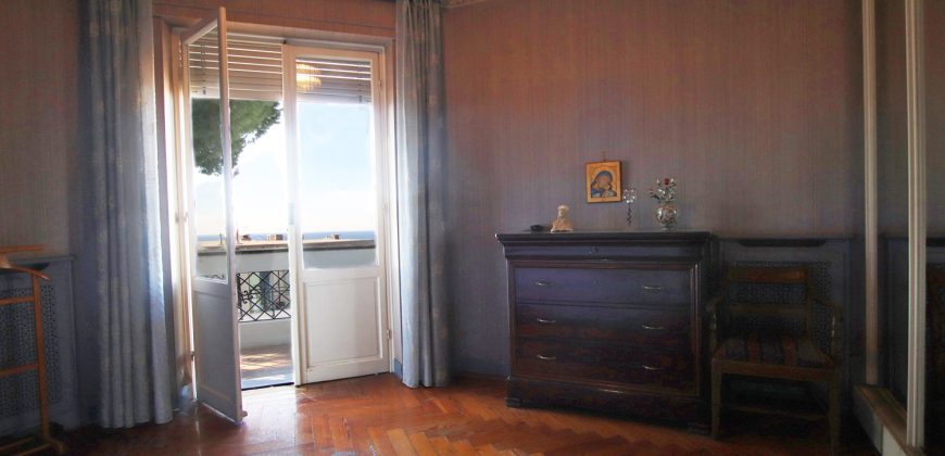 Ett klassiskt hus i jugendstil med trädgård och garage