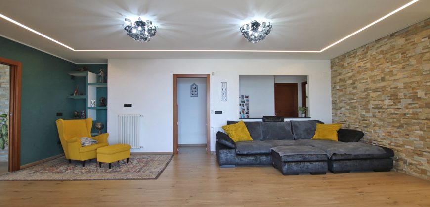 State-of-the-art apartment in a semi-detached villa